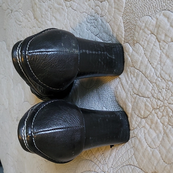 Bandolino size 11 black leather pumps. - Picture 3 of 4